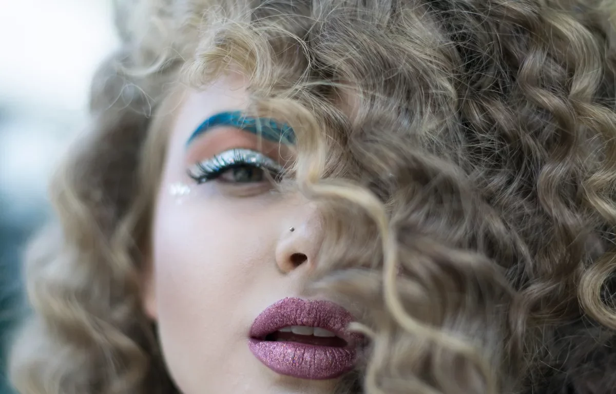 Comment prendre soin de ses cheveux bouclés ondulés nappy